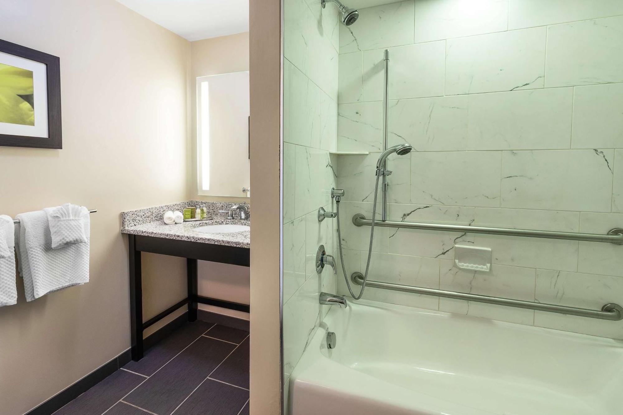 Doubletree By Hilton Cape Cod - Hyannis Exterior foto